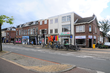 904654 Gezicht op de huizen Amsterdamsestraatweg 254 (links) -266 te Utrecht, met rechts de hoek met de Concordiastraat.